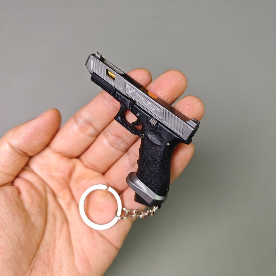Glock 34 Alloy Mini Pistol Keychain Toy 1:3 Scale Shell Ejection Free Assembly