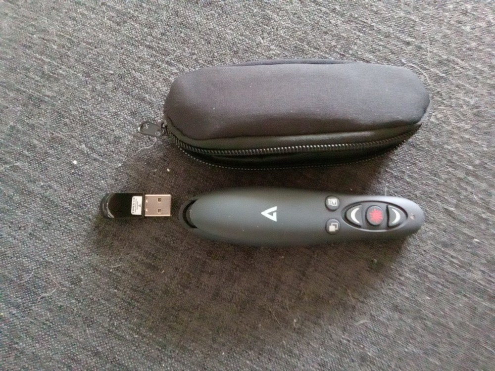 V7 Professional Wireless Presenter Laser Pointer 35Ft. Reach WP100024G19NB