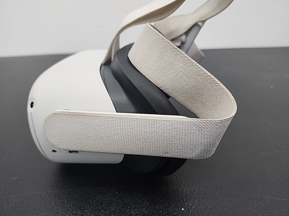 Meta Oculus Quest 2 128GB Standalone VR Headset - White (Damaged Headstrap)