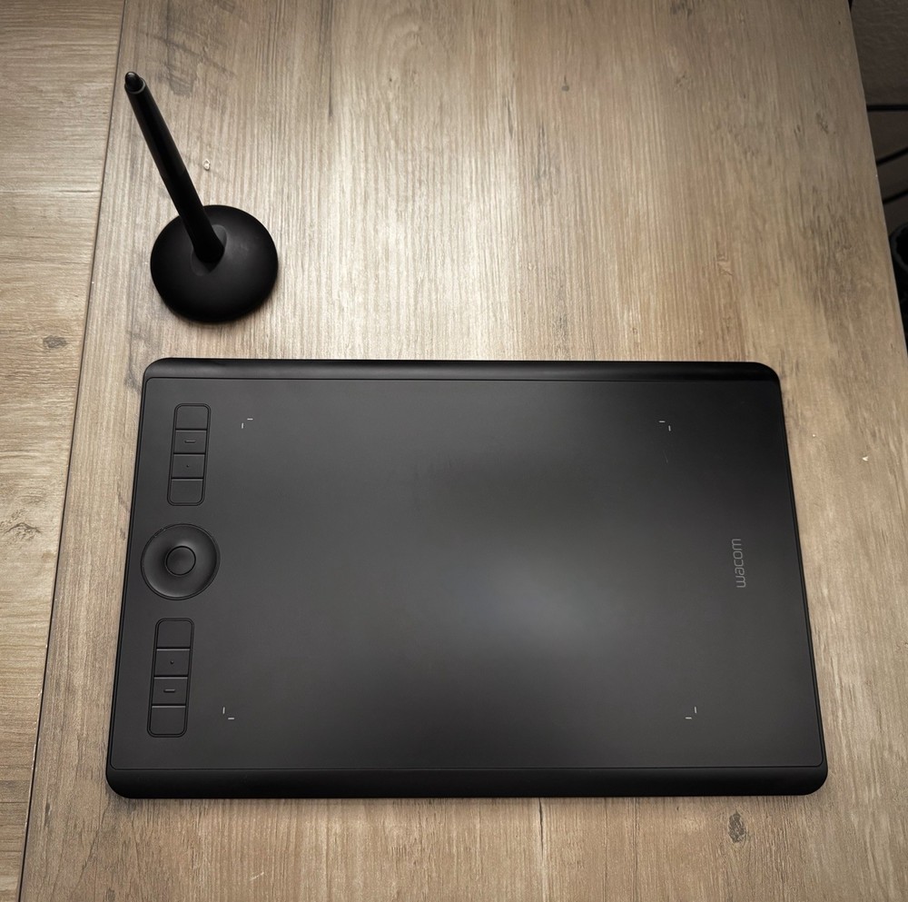 Wacom Intuos Pro – Excellent Condition, Includes Pen & Holder