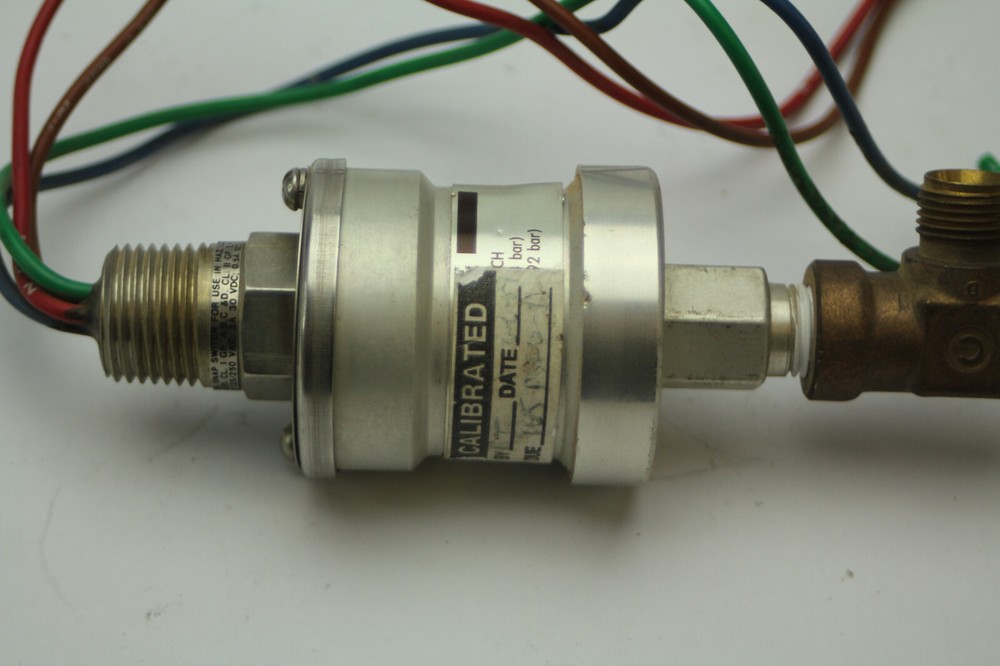CCS 46-1058 Explosion-proof Pressure Snap Switch Mode 611 Used