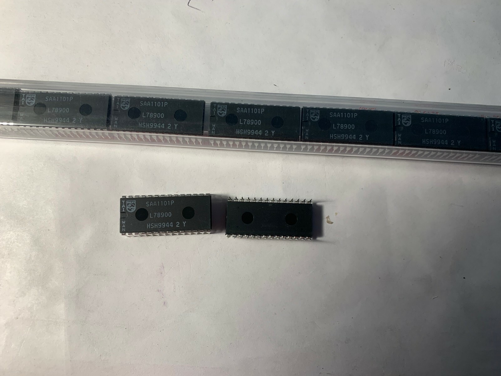 SAA1101P - Philips IC - Universal Sync Generator - PDIP28