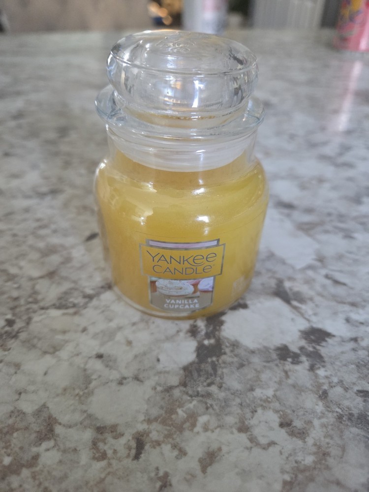 Yankee Candle Vanilla Cupcake 3.7 oz