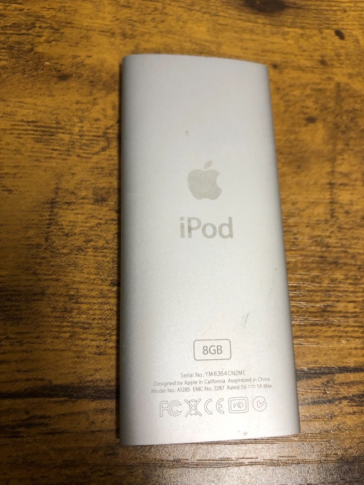Apple Ipod Nano 4th Generation Silver (8gb) mint #9738
