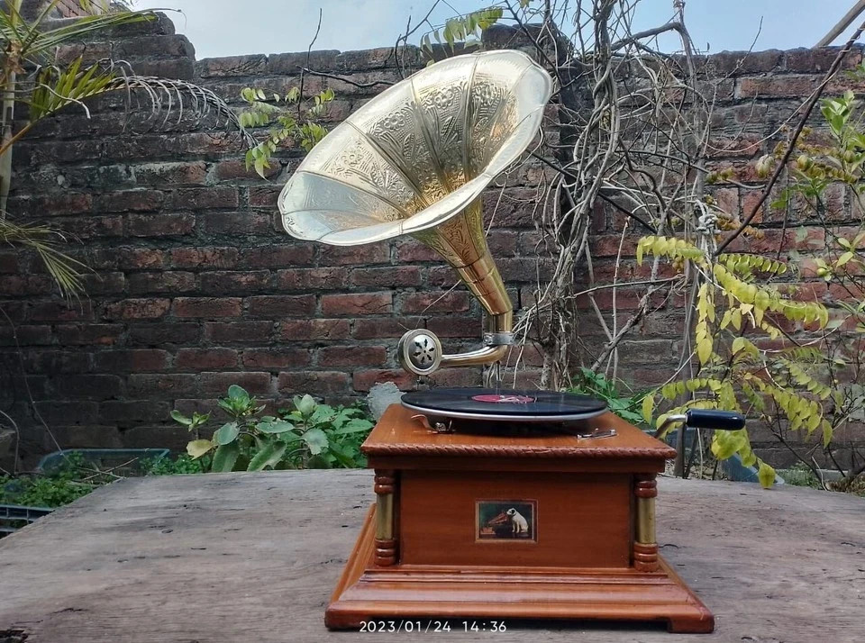 Antique HMV Gramophone Fully Functional Working Phonograph, win-up record player