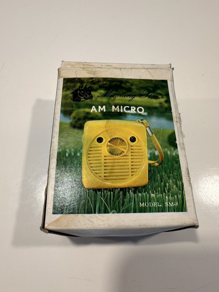 VINTAGE *NEW MUSTANG AM Micro Solid State Transistor Radio-Green