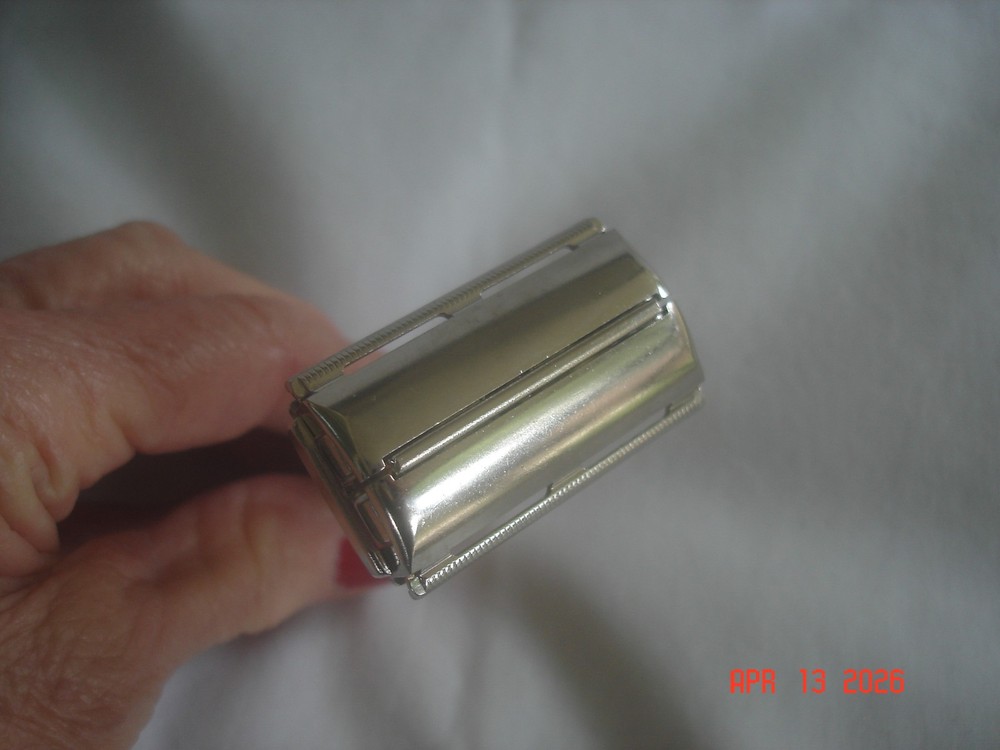NICE! CLEAN! BOXED 1957 GILLETTE DE SAFETY RAZOR Date Code C2 TTO FLARE TIP USA