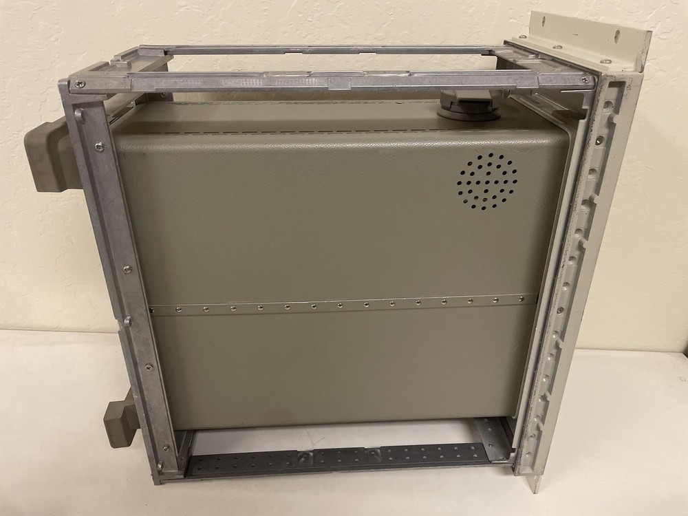 HP 8590B SPECTRUM ANALYZER W/19'' RACKMOUNTABLE FRAME