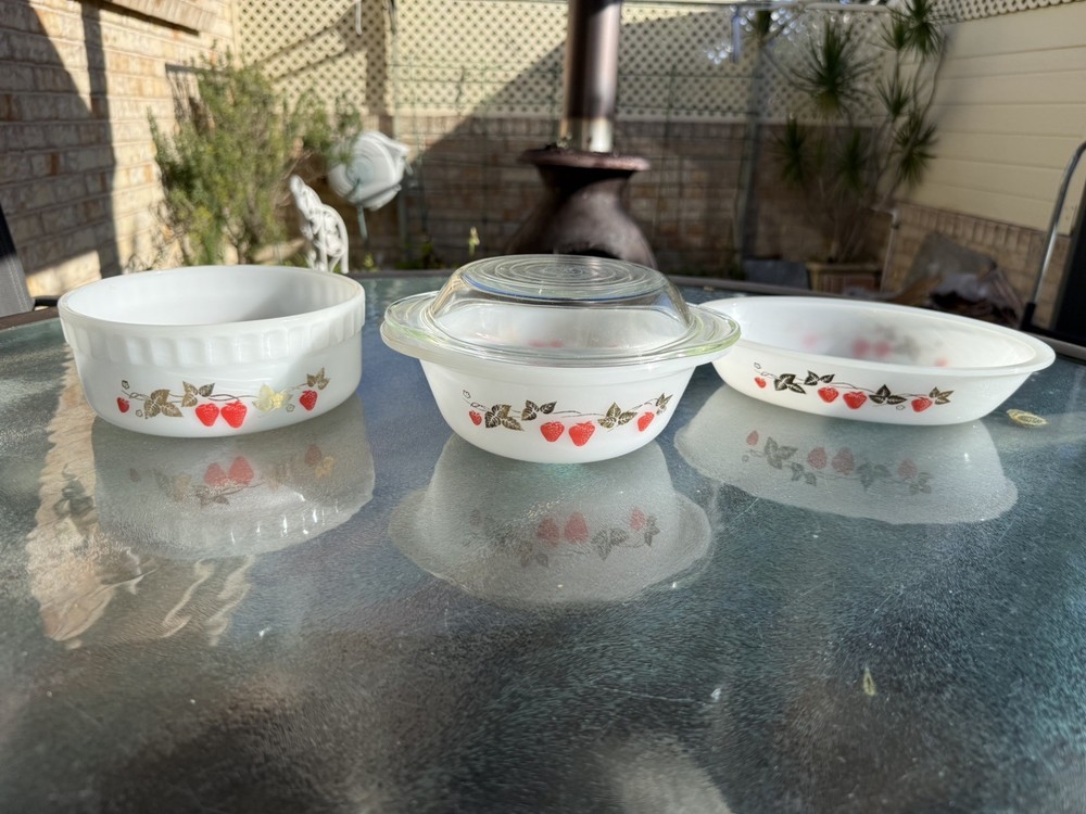 Vintage Agee Pyrex Strawberry Fair Set