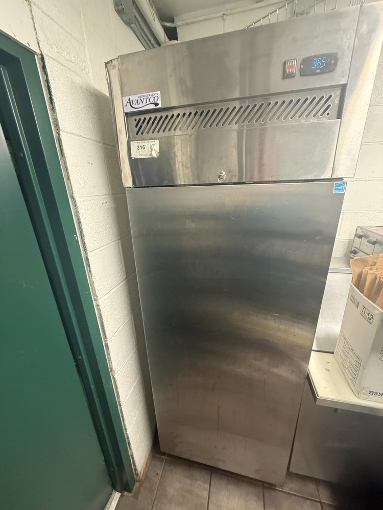 Avantco Full-Size Solid Door Reach-Cooler- Stainless steel