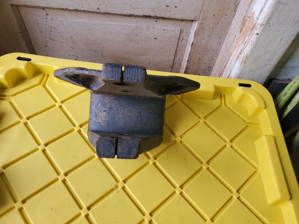 International Front hanger 1654325C1