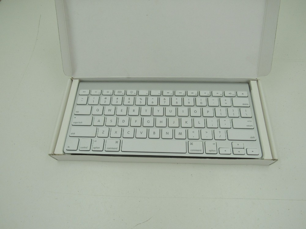 Apple A1314 MC184LL/A Wireless Keyboard