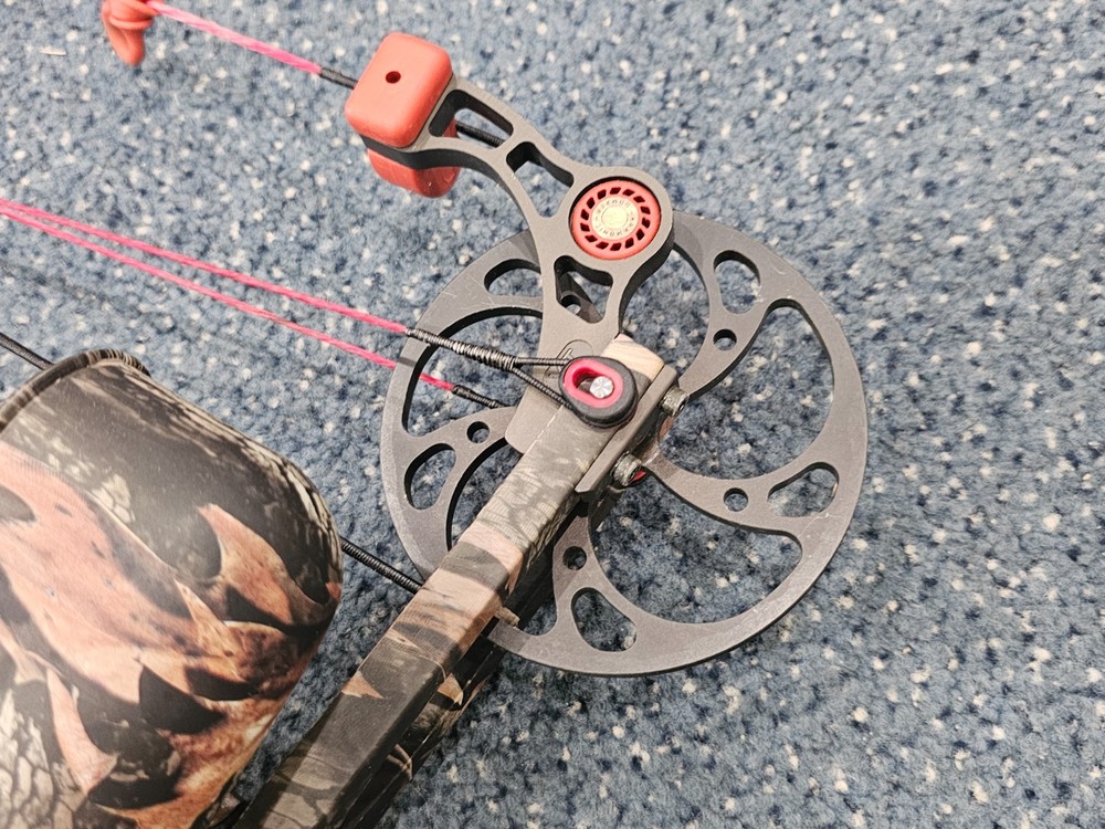 Mathews Switchback XT Compound Bow 70# Draw Weight Right Hand w/ Case