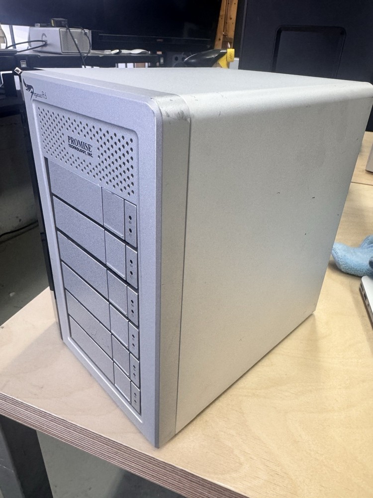 Promise Pegasus R6 Thunderbolt 2 RAID Storage 6-Bay Enclosure