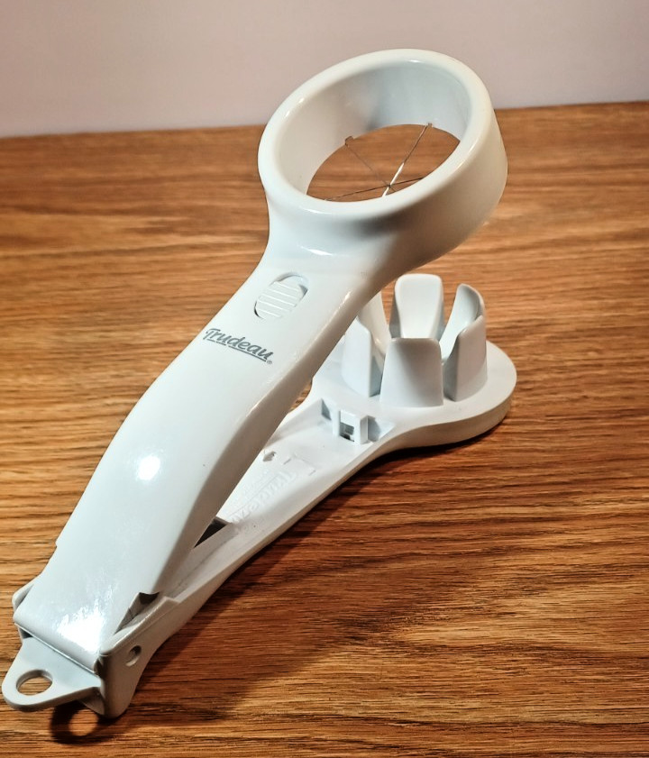 Vintage TRUDEAU 7586 Handheld Egg Slicer