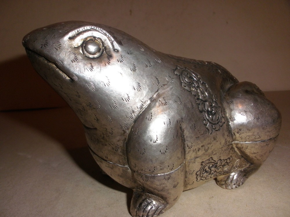 Large vintage South Eastern silver  frog  box