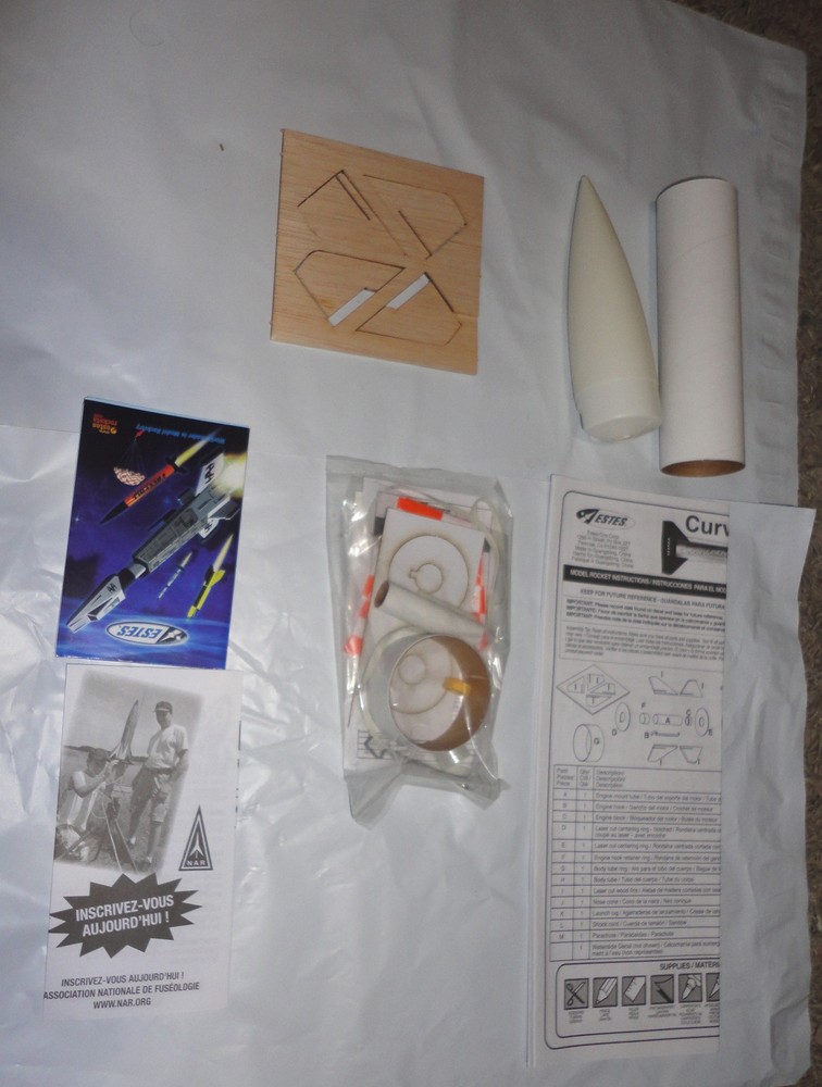 ESTES CURVILINEAR FLYING MODEL ROCKET KIT (3231) + RECOVERY WADDING~NEW,OPEN PKG