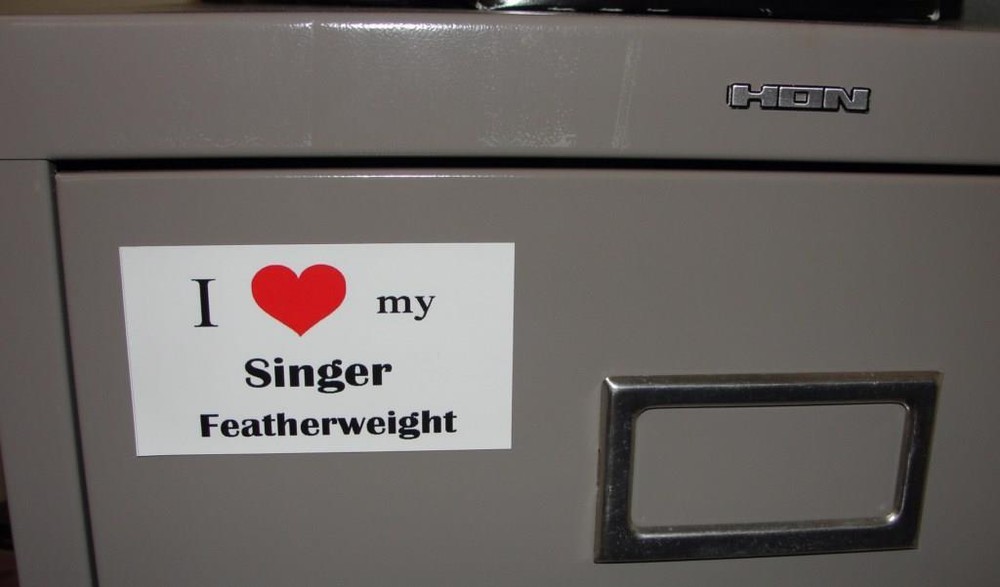 SINGER FEATHERWEIGHT SEWING MACHINE " THEMED MAGNET " (5 Pack)
