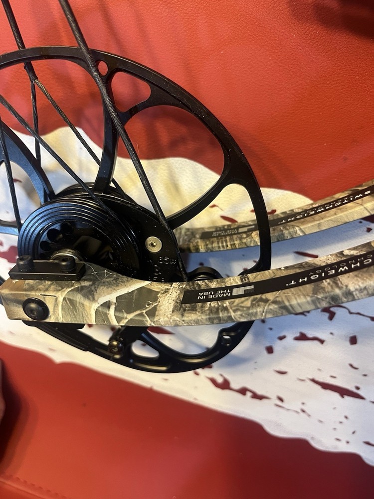 Mathews V3 27 Bow Granite Riser Realtree Limbs