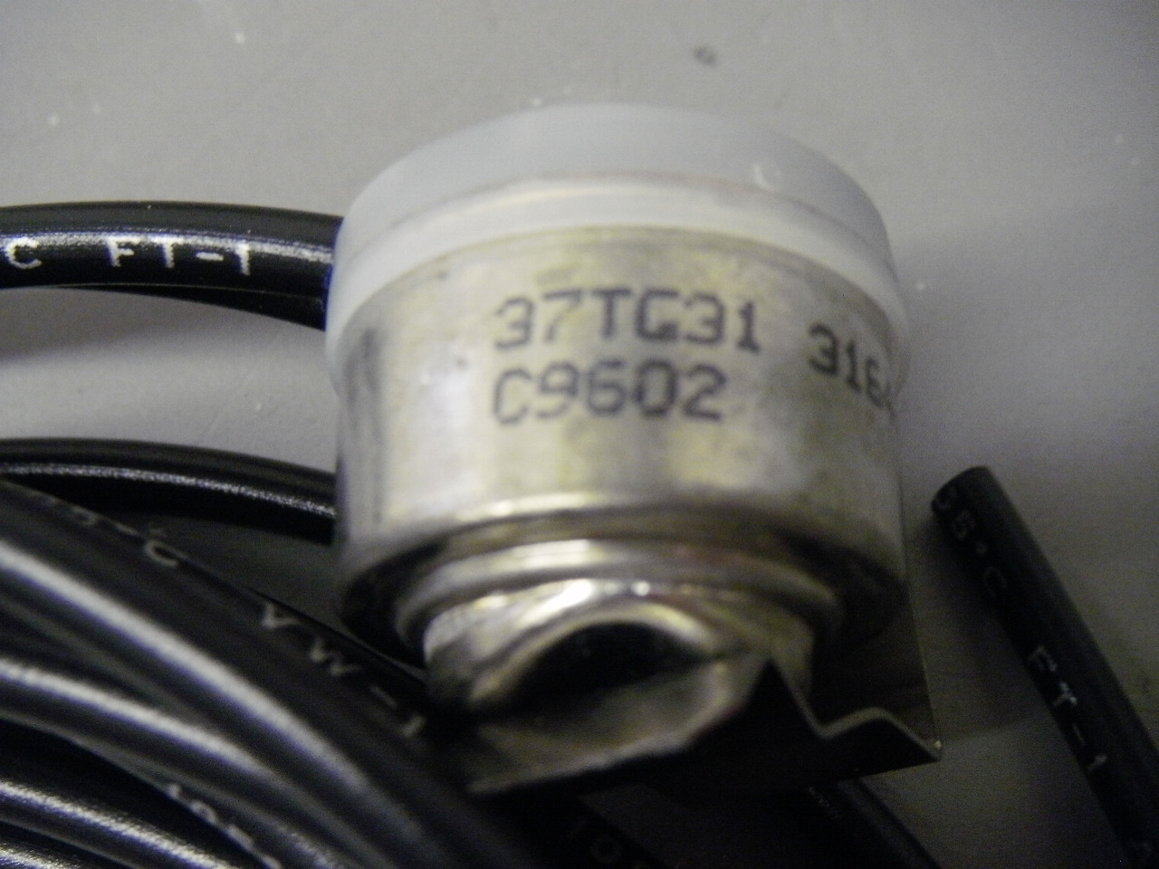 York Source1 02526354001 Temperature Control Sensor Switch Open 55 x Close 27