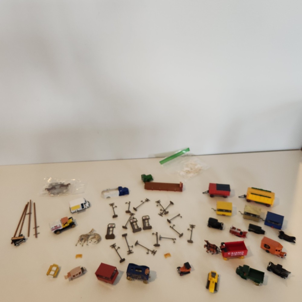 HO Train Scale Model Vehicle and Accessory Lot