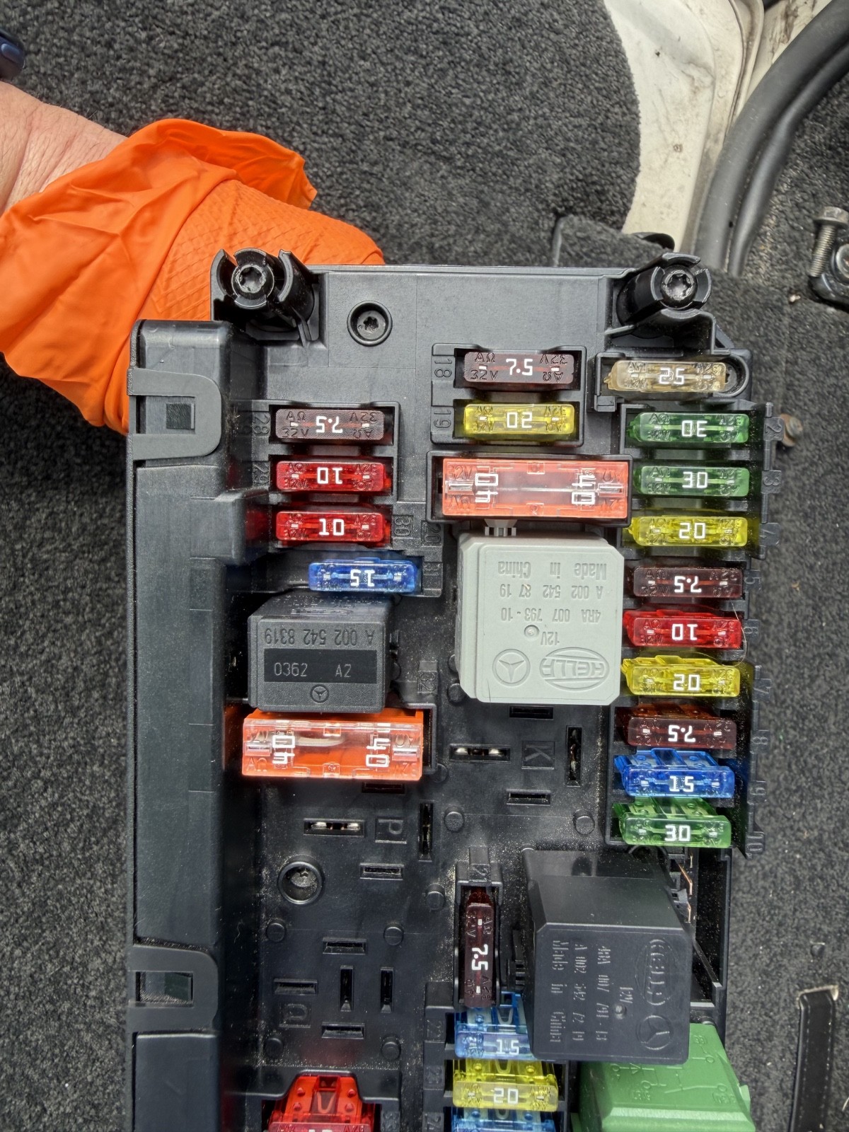 2010-2012 Mercedes-Benz E350 Front SAM Relay Fuse Box OEM 2129004911