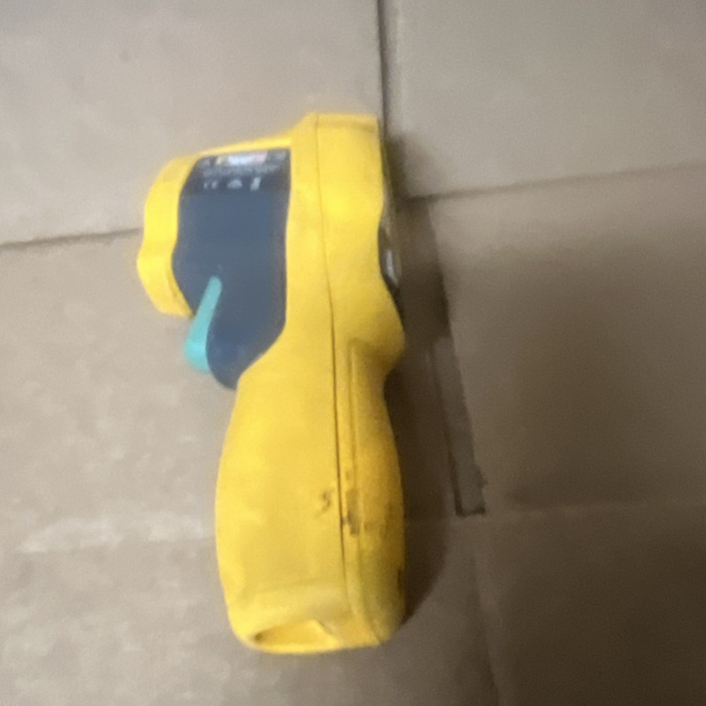 Fluke 62 MAX Infrared Thermometer Digital Display Adjustable Emissivity