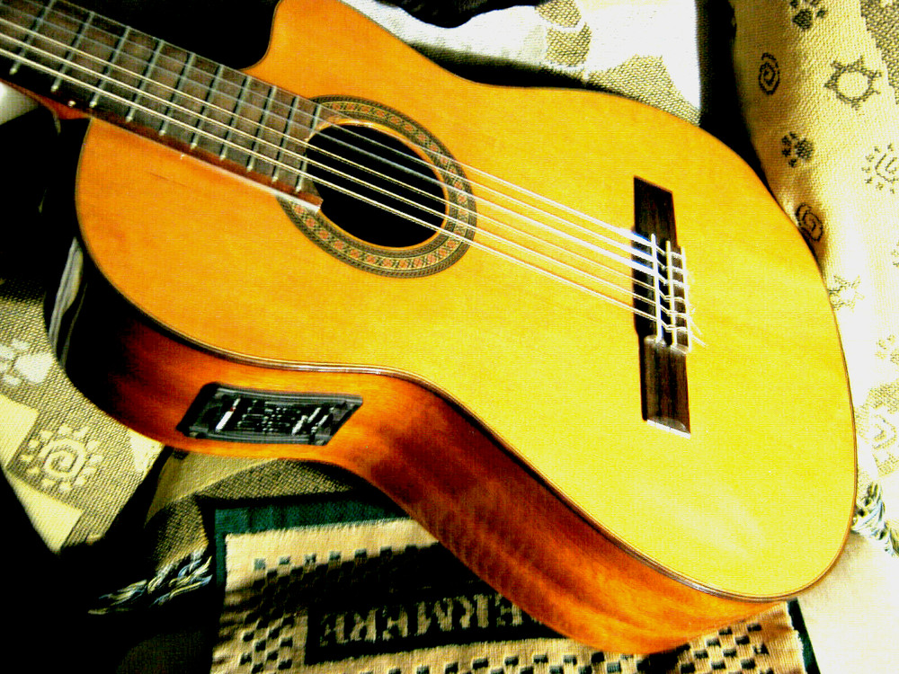 ARIA AC25CE CLASSICAL ELECTRIC Guitar NICE Solid Top Quality, From Spain  + Case
