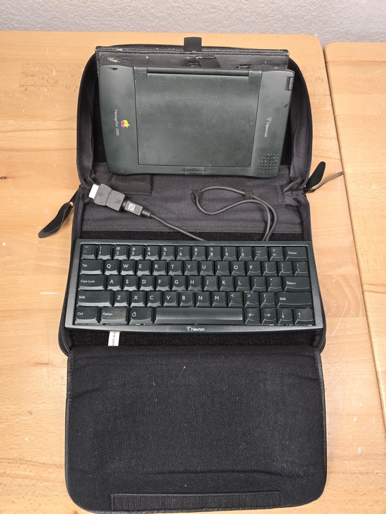 Apple Newton MessagePad 2000 Bundle Flash Memory Stylus Manuals Extras