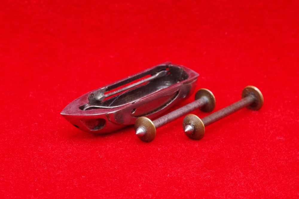 ORIGINAL SINGER 12 K BOAT SHUTTLE & 2 BOBBINS
