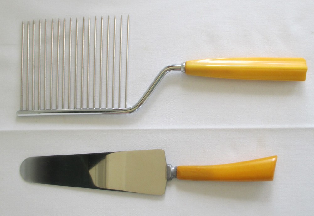 Bakelite Butterscotch Handled Cake Comb and Cake Server Schneider