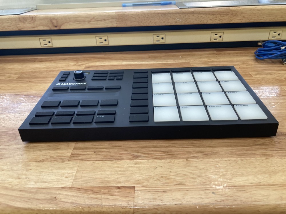 Native Instruments MASCHINE MIKRO MK3 Drum Controller USED