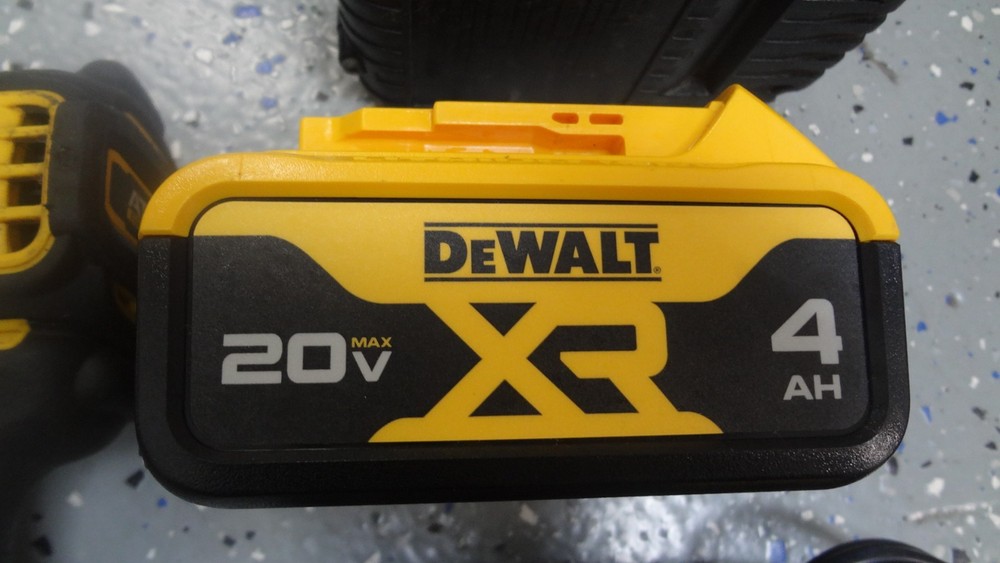 DeWalt 1/4" Impact Driver 20V DCF809 Kit