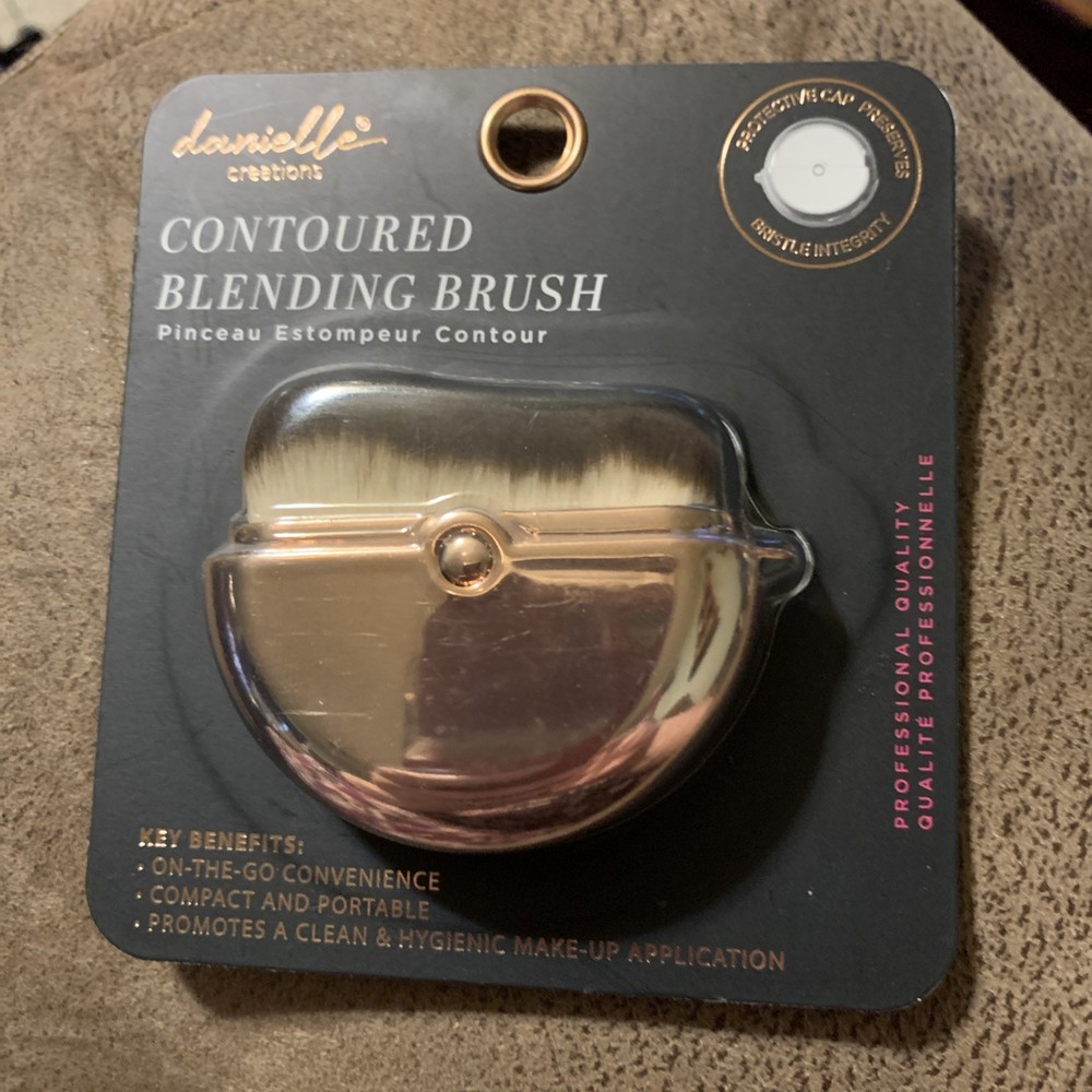 Danielle Contoured Blending Brush Compact And Portable