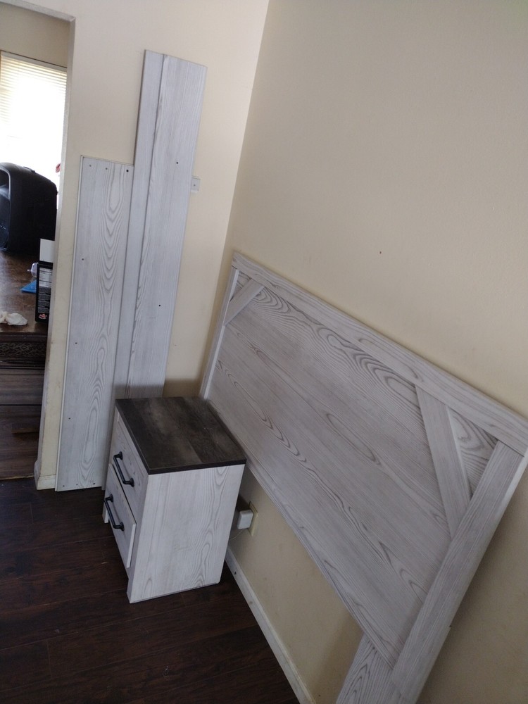 Queen bedroom set With Platform