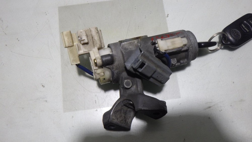 03 TOYOTA COROLLA Ignition W/Key