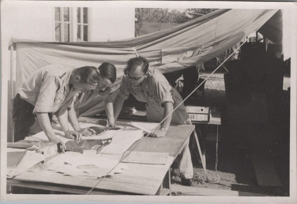 Photo, planning at card table D/117