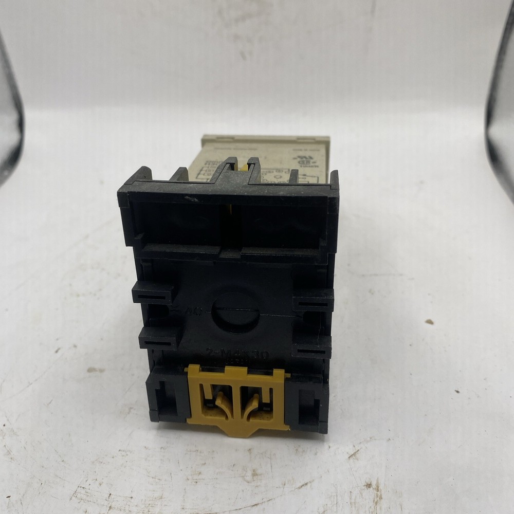 Relay OMRON H3CR-A8 Timer with base