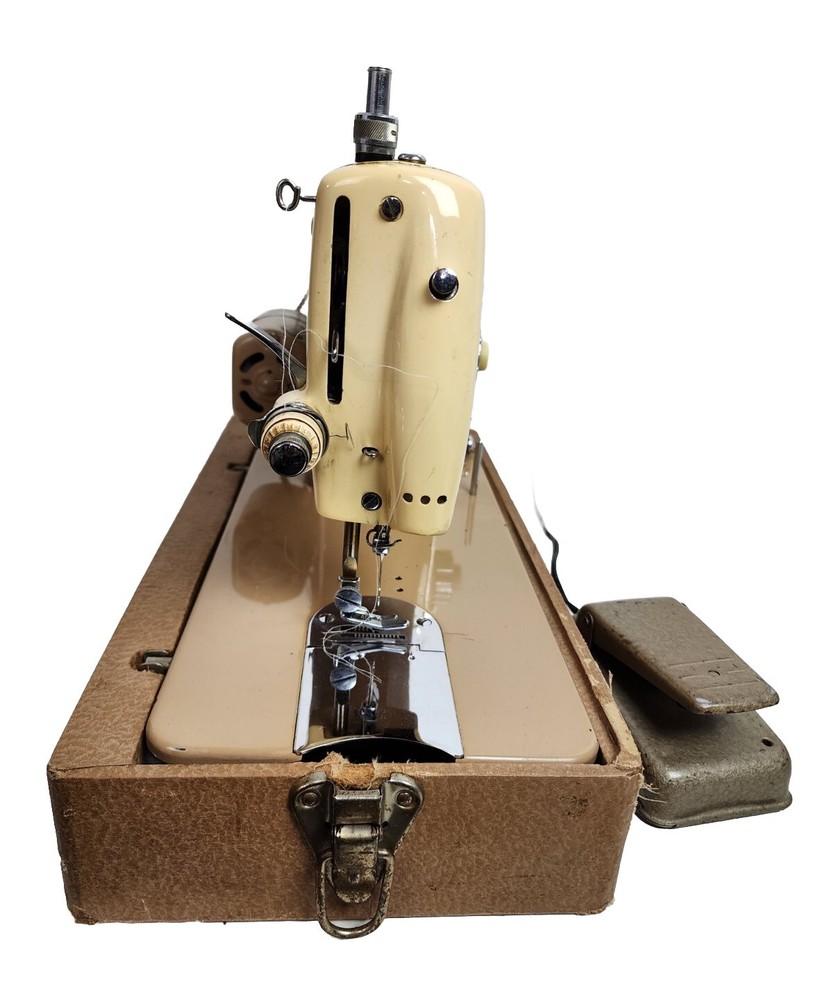 Vintage Stradivaro Precision Super De Luxe Sewing Machine Model 132