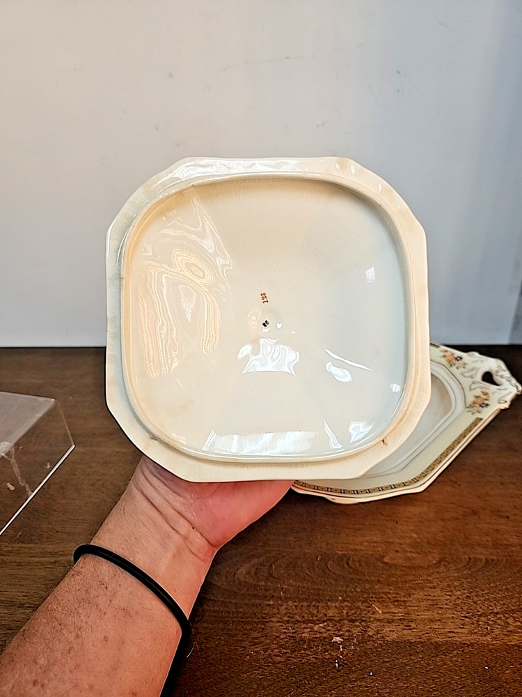 GRINDLEY & CO SHERATON IVORY COVERED CASSEROLE