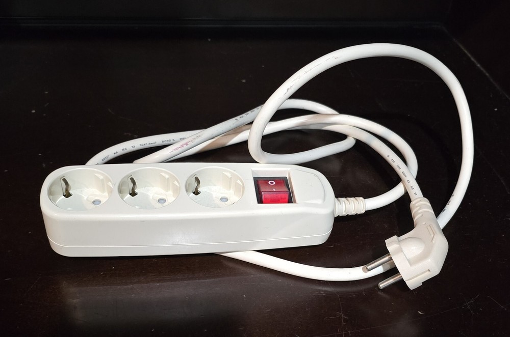Doonam 220 Volt Surge Protector Power Strip 3 Sockets