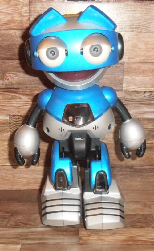 Old ~ 2001 Tiger Electronics / Hasbro Blue & Silver Robot Battery Toy ~ Untested