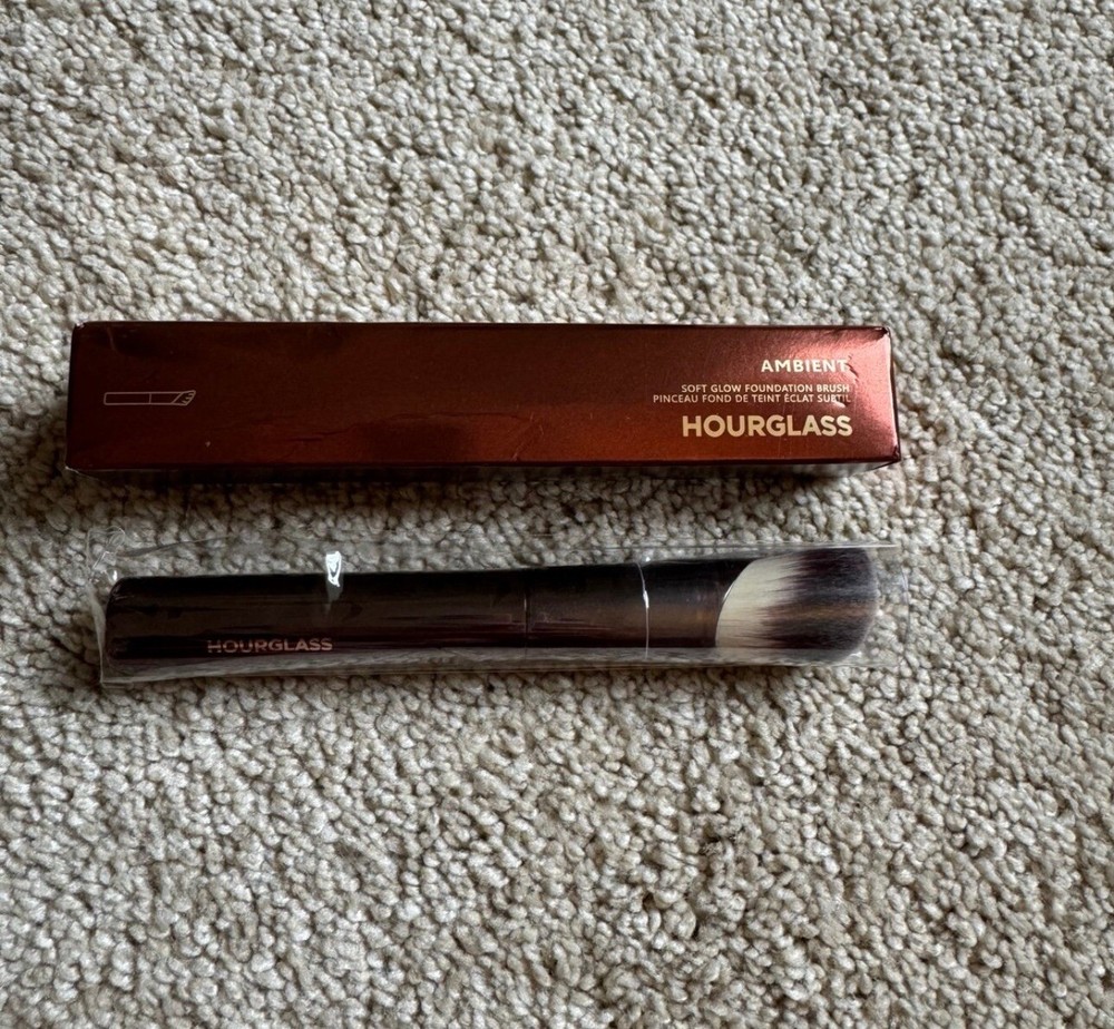 HOURGLASS Ambient Soft Glow Foundation Brush