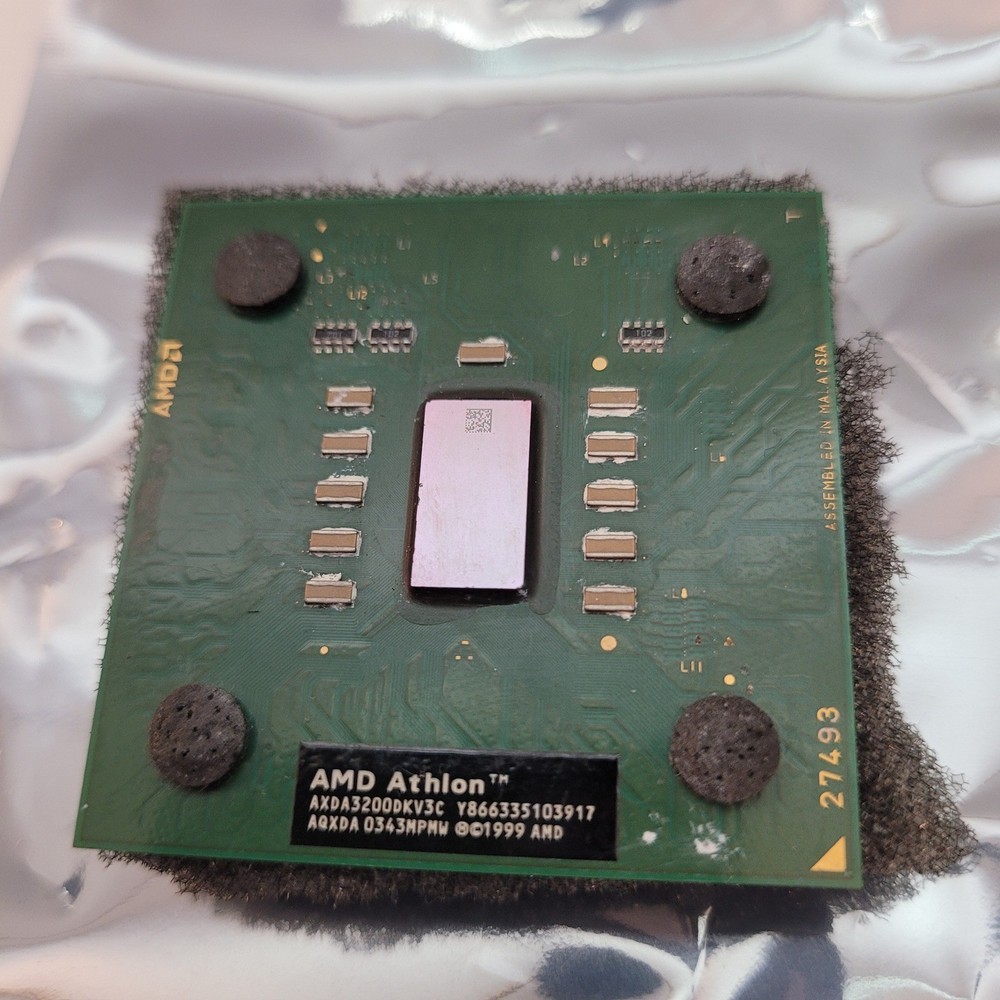 AMD Athlon XP 3200+ CPU Barton Socket A 462 AXDA3200DKV4E 2.2GHz 400 FSB
