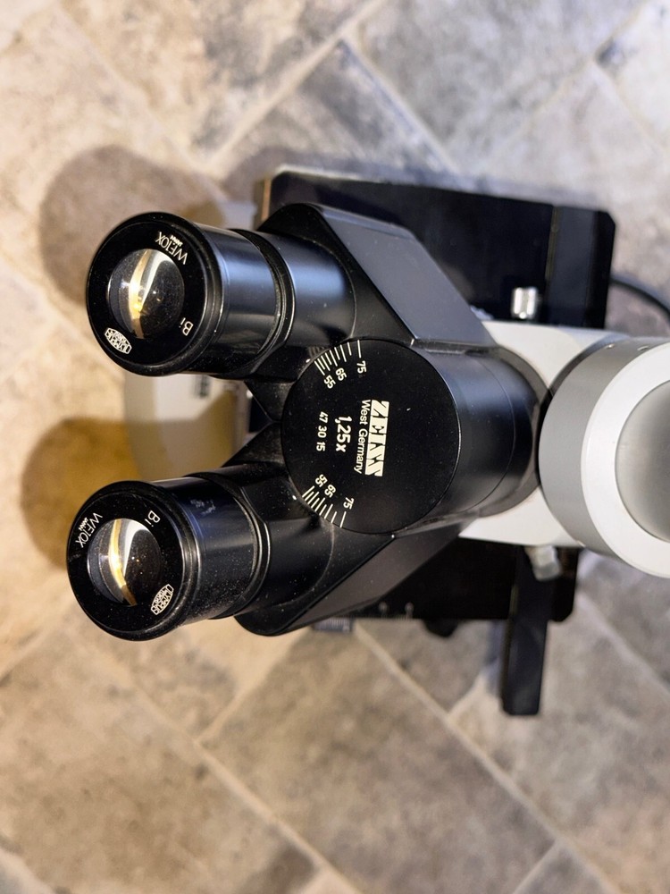 Zeiss Universal Microscope 47 30 15 with objectives