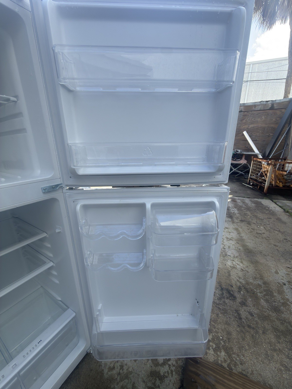 Magic Chef HMDR1000WE Top-Freezer Freestanding Refrigerator White Adjustable Sh…