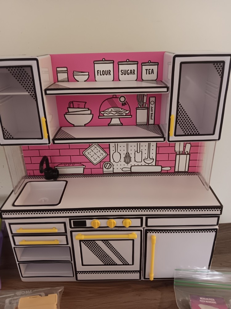 MGA's Miniverse Bundle withMake It Mini Kitchen oven