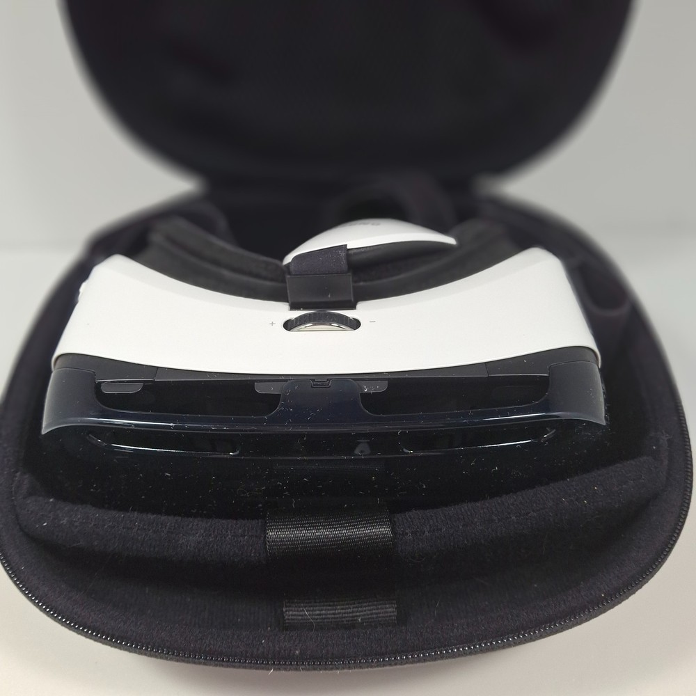 Samsung Gear VR Powered by Oculus Virtual Reality Headset SM‑R320 – With Case