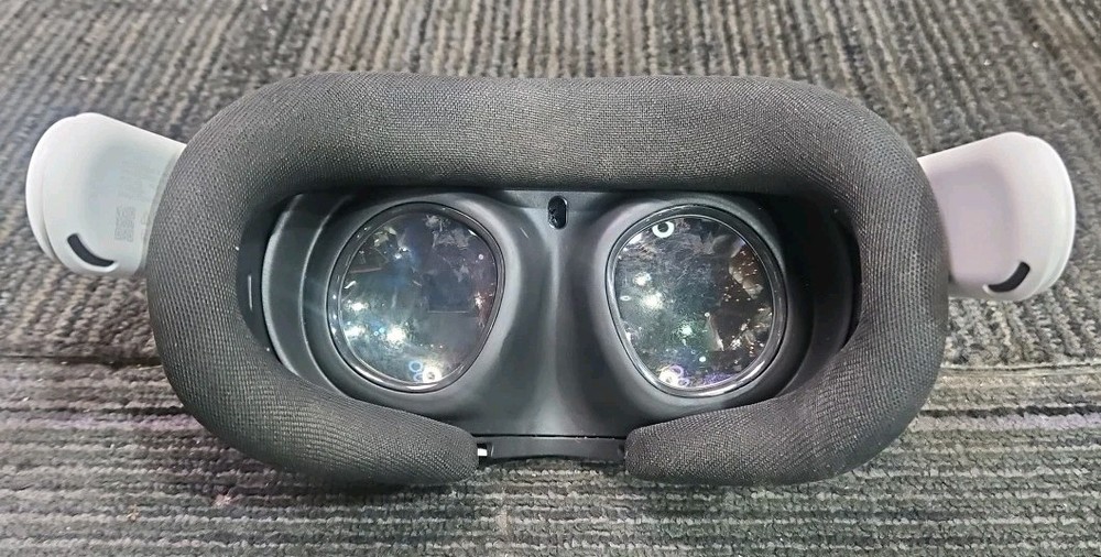 Meta Quest 3 S3A Virtual Reality Headset + 2 Controllers - READ