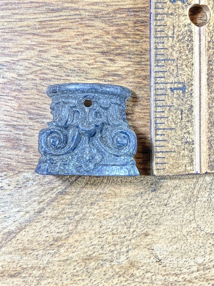 Mantel Clock Column Capitol (Top)              (KD1404)